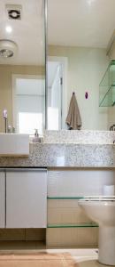 福塔莱萨Landscape VIP Fortaleza的一间带水槽、卫生间和镜子的浴室