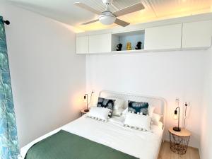 吉亚德伊索拉CASA SOLE - Apartamento Playa San Juan NR. 4的白色卧室配有一张带白色橱柜的床