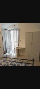 百瑞思西亚诺La Cameretta的一间卧室设有一张床和一个窗口