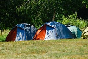 普拉夫KULA DAMJANOVA-Komnenovo selo的一组帐篷坐在田野里