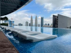 吉隆坡Eaton Suites KLCC的一座城市建筑顶部的游泳池