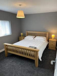 谢菲尔德Sheffield spa view 2 bed house free parking的一间卧室设有一张大床和两个床头柜