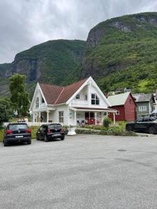 温勒达尔Undredal Fjord Apartments的停车场内有车辆停放的房子