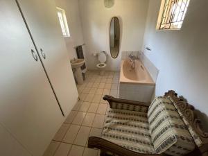 塔巴津比Vanross Self Catering Accommodation的带浴缸、盥洗盆和卫生间的浴室