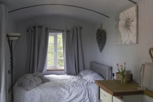 斯旺西Nefoedd Romantic Shepherds Hut的卧室配有白色的床和窗户。