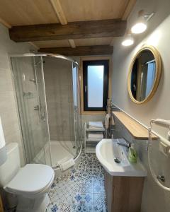鲁恰内尼达Wypoczynek pod Lipami的带淋浴、卫生间和盥洗盆的浴室