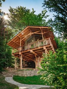 ŻabnicaTworzówka - Ekskluzywne Domy w górach的树屋,带环绕甲板