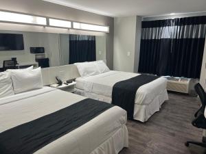 亚瑟港Crystal Inn的酒店客房带两张床,房间带