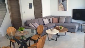 帕诺尔莫斯雷斯蒙Zefyros Suite , Seafront retreat !的客厅配有沙发和桌子
