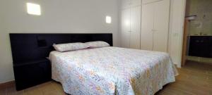 洛斯克里斯蒂亚诺斯Luminoso y bonito apartamento con piscina en frente del mar的一间卧室配有一张带两个枕头的床