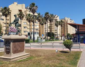 拉利内阿-德拉康塞普西翁Visit Gibraltar stay in La Linea for less!的城市自行车上一个人的雕像