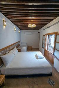 非斯Dar Kenz Fes的卧室设有一张白色大床和一扇窗户。