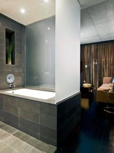 纽约瑟斯提莱斯酒店的一间带浴缸的浴室