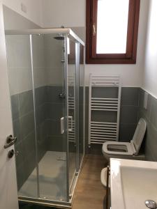 梅斯特Casa Mestrina的一间带玻璃淋浴和卫生间的浴室