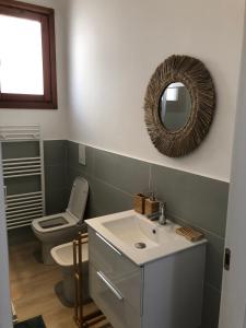 梅斯特Casa Mestrina的一间带水槽、卫生间和镜子的浴室