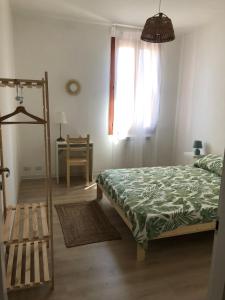 梅斯特Casa Mestrina的卧室配有床、椅子和窗户。
