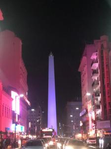 布宜诺斯艾利斯Las Naciones 1710的夜夜城里一片被点燃的方尖碑