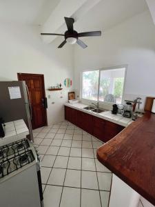 孔塔多拉Villa Montana的厨房配有吊扇和台面