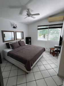 孔塔多拉Villa Montana的一间卧室配有一张床和吊扇