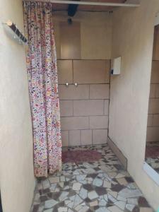 卡法亚特Casa Arbol Domos的浴室铺有瓷砖地板,配有浴帘。