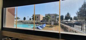 阿加迪尔Appartement luxe Taghazout bay - mer & piscine的从窗户可欣赏到游泳池的景色