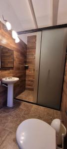 圣贝纳迪诺Los Prados Sanber的浴室配有卫生间、盥洗盆和淋浴。