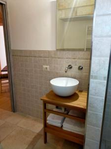 洛科罗通多I trulli di Nonno Battista的浴室设有白色水槽和镜子