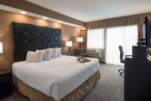 考特尼维斯特利贝斯特韦斯特酒店的酒店客房设有一张大床和大型床头板