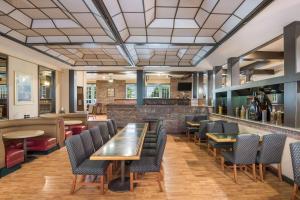 里诺雷诺机场贝斯特韦斯特必住普拉斯酒店的一间带桌椅的餐厅和一间酒吧