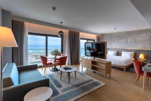 特拉布宗Radisson Blu Hotel Trabzon的一间酒店客房,配有一张床和一台电视