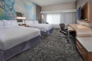 艾伦镇艾伦镇伯利恒利哈伊谷机场万怡酒店的酒店客房配有两张床和一张书桌