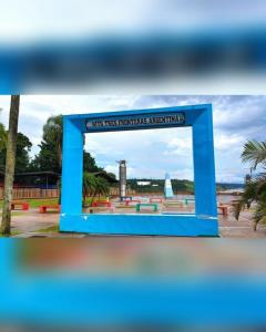 伊瓜苏港Hostel el Amanecer的公园纪念碑的标志