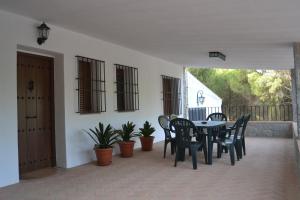 安度亚尔Alojamiento Rural Dehesa La Estancia的庭院配有桌椅和植物