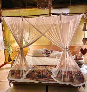 普拉亚德莫伊塔斯Casa das Rendas的卧室配有带蚊帐的床