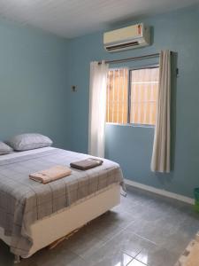 贝伦Casa 170的蓝色的卧室设有床和窗户