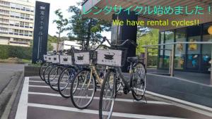 金泽Henn na Hotel Kanazawa Korimbo的停放在自行车架上的一组自行车