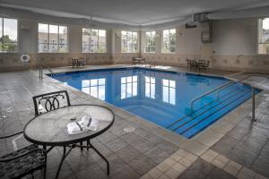 贝克利贝克利假日酒店及套房的一个带桌子和桌布的大型游泳池