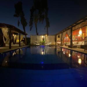 帕拉库鲁布里萨与苏尔旅馆的一座带房子的大型游泳池