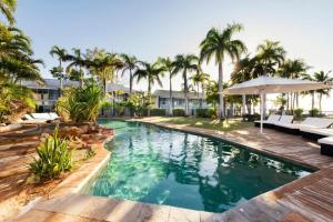 布鲁姆红树林酒店的度假村内棕榈树游泳池