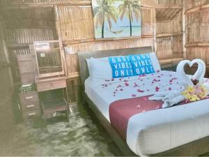达沃市GEM Crystal Water Resort的一间卧室,床上有玫瑰花床