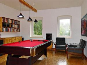 大希尔马Charming flat on two floors in a villa with a park in Großschirma的客厅配有台球桌