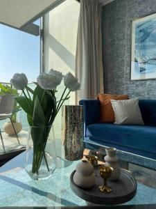 圣地亚哥Super Luxury apartment 37th floor en zona de lujo的客厅,桌子上放着花瓶