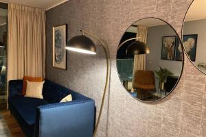 圣地亚哥Super Luxury apartment 37th floor en zona de lujo的客厅配有蓝色的沙发和镜子