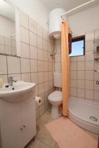 斯塔利格拉德-帕克利尼卡Apartment Starigrad 6647a的浴室配有卫生间、盥洗盆和浴缸。