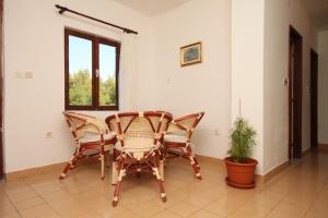 斯塔利格拉德-帕克利尼卡Apartment Starigrad 6647a的一间带两把椅子和一张桌子的用餐室
