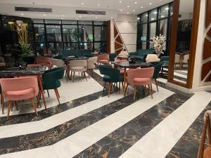 马特鲁港Delmar Hotel Matrouh的大楼内带桌椅的餐厅