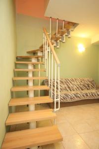 拉斯托伏Holiday house Lastovo - 8289的楼梯,位于带床的房间