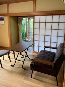 富士宫市HOSHIYAMA B extra for pets - Vacation STAY 13934v的客厅配有桌子、沙发和桌子