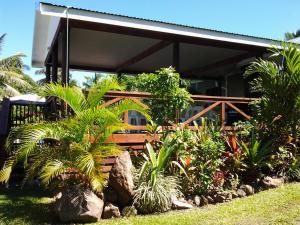 拉罗汤加Te Akapuao Studio Villas的前面有一堆植物的房子