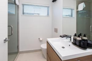 基督城URBAN RETREAT的白色的浴室设有水槽和卫生间。